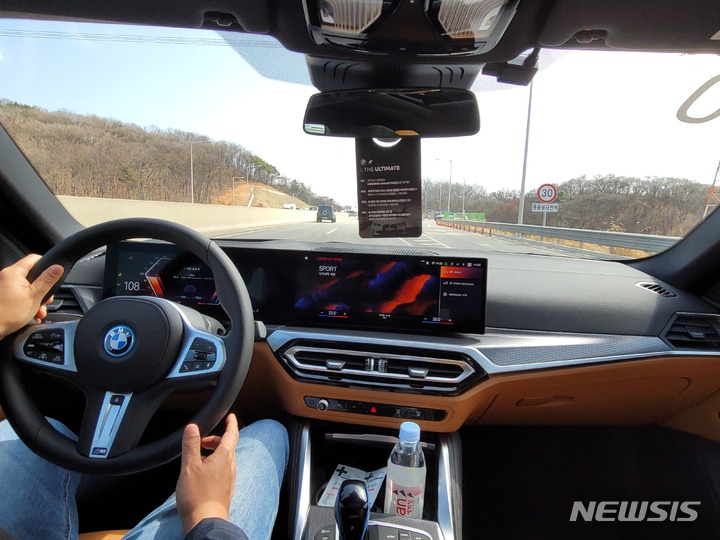 [인천=뉴시스]최희정 기자= 지난 29일 BMW i4에서 주행모드 '스포츠(Sport) 모드'를 켜고 주행하는 모습. 주행모드는 ▲에코 ▲컴포트 ▲스포츠 총 3가지가 있다. 2022.04.03. dazzling@newsis.com