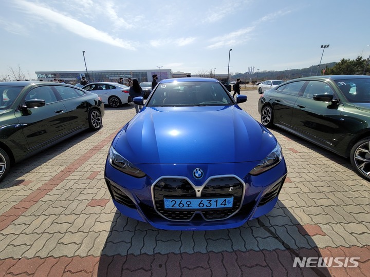 [인천=뉴시스]최희정 기자= 지난 29일 영종도 BMW 드라이빙센터에 순수 전기 그란 쿠페 BMW i4가 주차돼 있다. 2022.04.03. dazzling@newsis.com