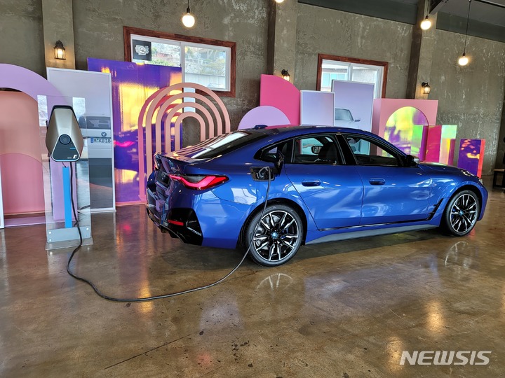 [인천=뉴시스]최희정 기자= 인천 강화 초록곰커피 실내에 전시된 BMW 순수 전기 그란 쿠페 i4. 2022.04.03. dazzling@newsis.com