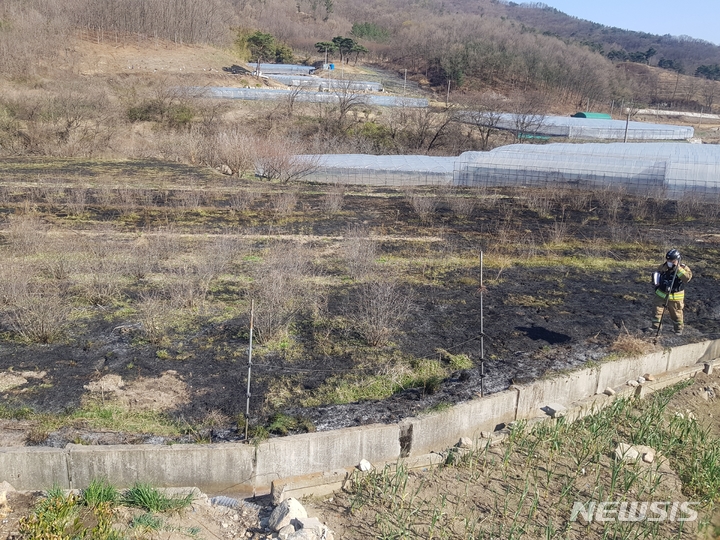 [김천=뉴시스] 고여정 기자 = 김천시 봉산면 상금리의 한 경작지에서 불이 나 2명이 다쳤다. 2022.04.01 (사진 = 경북소방본부) ruding@newsis.com 