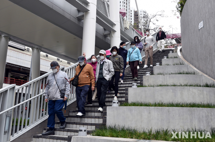 [홍콩=신화/뉴시스] 홍콩에서 2일 코로나19 예방을 위해 마스크를 착용한 시민들이 계단을 내려가고 있다. 2022.04.07