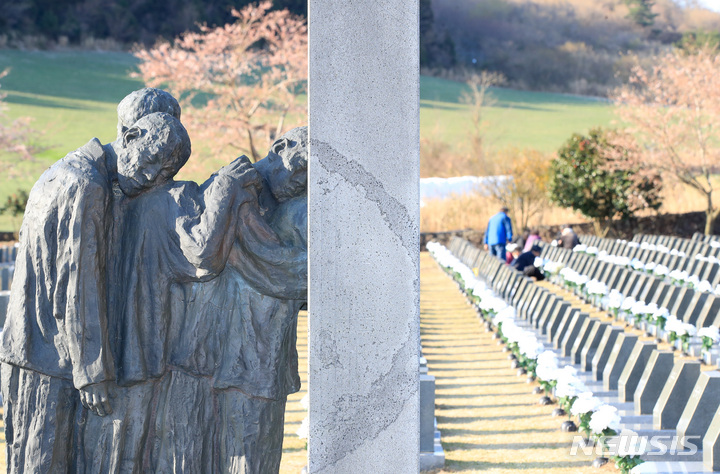 [제주=뉴시스] 제주시 봉개동 제주4·3 평화공원 행방불명인 표지석에 유족들이 찾아와 참배하고 있다. (사진=뉴시스DB)