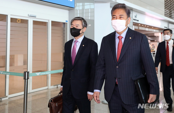 [인천공항=뉴시스] 이영환 기자 = 윤석열 대통령 당선인이 미국에 파견하는 한미 정책협의 대표단 단장인 박진(오른쪽) 국민의힘 의원과 부단장인 조태용 의원이 3일 오전 인천국제공항 제2여객터미널에서 미국으로 출국하고 있다. 2022.04.03. 20hwan@newsis.com