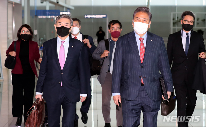 [인천공항=뉴시스] 이영환 기자 = 윤석열 대통령 당선인이 미국에 파견하는 한미 정책협의 대표단 단장인 박진(오른쪽) 국민의힘 의원과 부단장인 조태용 의원이 3일 오전 인천국제공항 제2여객터미널에서 미국으로 출국하고 있다. 2022.04.03. 20hwan@newsis.com
