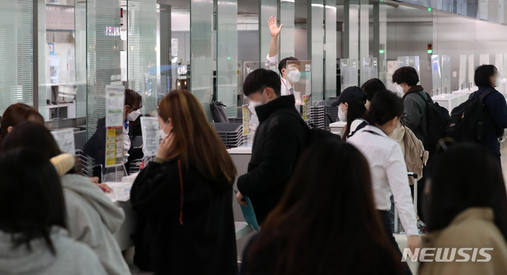 [인천공항=뉴시스] 이영환 기자 = 코로나19 백신 접종을 완료한 해외 입국자의 자가격리가 면제 되면서 공항 이용객이 증가하고 있는 3일 오전 인천국제공항 제1여객터미널에서 탑승객들이 출국 수속을 하고 있다. 2022.04.03. 20hwan@newsis.com