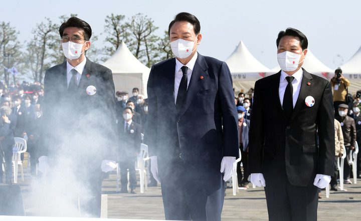 [서울=뉴시스] 인수위사진기자단 = 윤석열 대통령이 당선인 시절인 지난해 4월3일 '제74주년 제주4·3희생자 추념식'에 참석해 분향 후 묵념하고 있다. 올해 추념식에는 윤 대통령 대신 한덕수 국무총리가 참석할 예정이다. photo@newsis.com