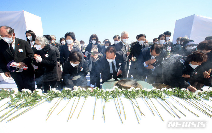 [제주=뉴시스] 우장호 기자 = 제74주년 4·3희생자 추념식이 열린 3일 오전 제주시 봉개동 제주4·3 평화공원에 희생자 유족들이 찾아와 위령제단에 참배하고 있다. (제주도사진기자회) 2022.04.03. woo1223@newsis.com