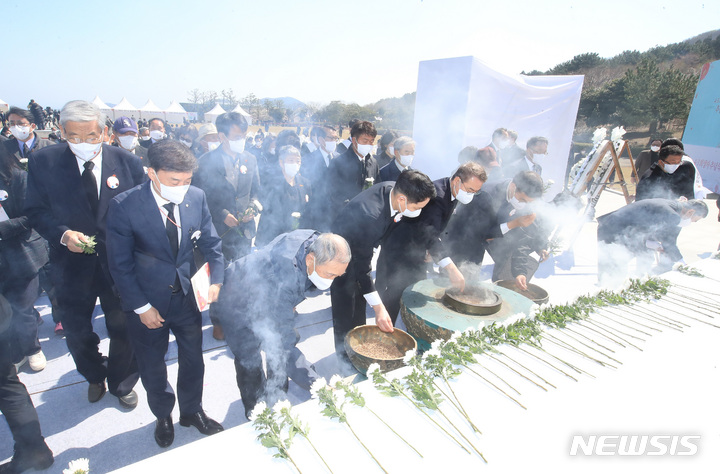 [제주=뉴시스] 우장호 기자 = 제74주년 4·3희생자 추념식이 열린 3일 오전 제주시 봉개동 제주4·3 평화공원에 희생자 유족들이 찾아와 위령제단에 참배하고 있다. (제주도사진기자회) 2022.04.03. woo1223@newsis.com