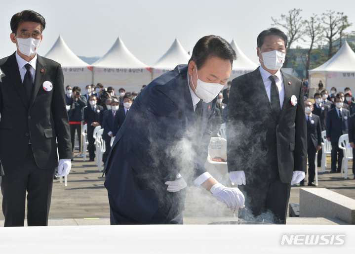 [제주=뉴시스] 우장호 기자 = 윤석열 대통령 당선인이 3일 오전 제주시 봉개동 제주4·3 평화공원에서 열린 '제74주년 제주 4·3 희생자 추념식'에 참석해 위령제단에 분향하고 있다. (제주도사진기자회) 2022.04.03. woo1223@newsis.com