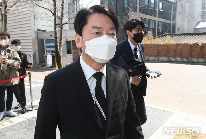 [서울=뉴시스] 인수위사진기자단 = 안철수 대통령직 인수위원회 위원장이 3일 서울 종로구 통의동 금감원 연수원에 마련된 제20대 대통령직인수위원회로 들어가고 있다. 2022.04.03. photo@newsis.com