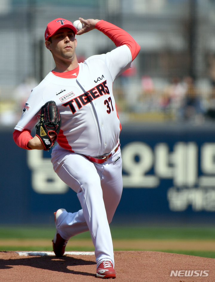 [광주=뉴시스] 류형근 기자 = 3일 오후 광주 북구 광주-기아챔피언스필드에서 열린 2022프로야구 KIA 타이거즈 대 LG 트윈스의 경기, 1회초 무사에서 KIA 선발투수 놀린이 역투를 하고 있다. 2022.04.03. hgryu77@newsis.com