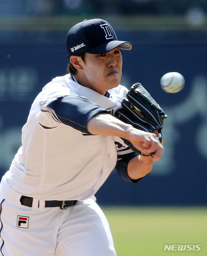 [서울=뉴시스] 홍효식 기자 = 3일 오후 서울 송파구 잠실야구장에서 열린 2022 KBO리그 두산 베어스와 한화 이글스의 경기, 1회초 두산 최원준이 역투하고 있다. 2022.04.03. yesphoto@newsis.com