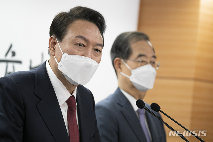 [서울=뉴시스] 인수위사진기자단 = 윤석열 대통령 당선인이 3일 오후 서울 종로구 통의동 대통령직인수위원회 기자회견장에서 신임 국무총리로 한덕수 전 총리를 지명 발표한 후 기자들의 질문에 답을 하고 있다. 2022.04.03. photo@newsis.com