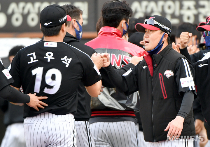 [광주=뉴시스] 류형근 기자 = 3일 오후 광주 북구 광주-기아챔피언스필드에서 열린 2022프로야구 KIA 타이거즈 대 LG 트윈스의 경기, LG 류지현 감독이 3-2 1점차 승리를 거둔 선수들과 하이파이브 하고 있다. 2022.04.03. hgryu77@newsis.com