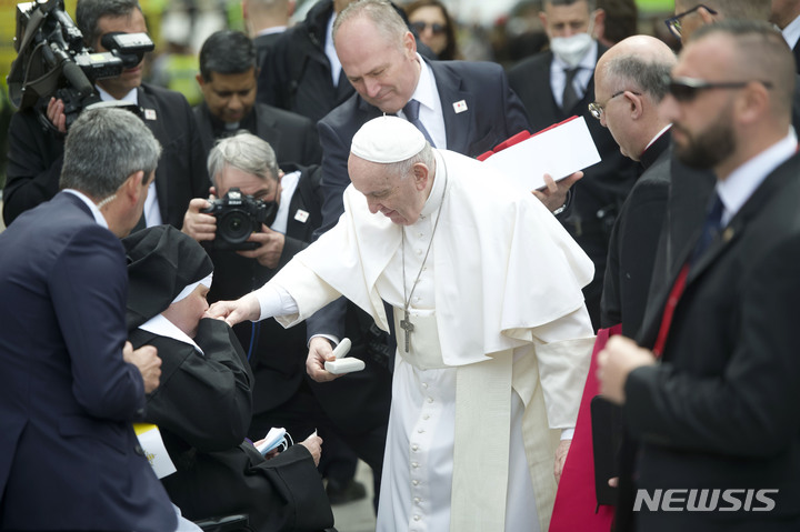 [플로리아나(몰타)=AP/뉴시스]3일(현지시간) 몰타 플로리아나의 그라나이 광장에서 미사를 마친 프란치스코 교황이 잠시 멈춰 서 손에 입을 마추는 수녀를 바라보고 있다. 2022.04.03.