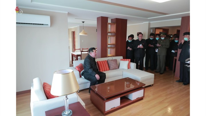 [서울=뉴시스] 북한 조선중앙TV는 김정은 북한 조선노동당 총비서 겸 국무위원장이 평양 도심에 건설한 고급 주택 단지 '경루동'을 찾은 모습을 3일 보도했다. (사진=조선중앙TV 캡처) 202204.03. photo@newsis.com *재판매 및 DB 금지