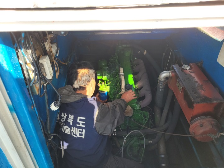 [안동=뉴시스] 이동수리소가 어선을 수리하고 있다. (사진=경북도 제공) 2022.04.04 *재판매 및 DB 금지