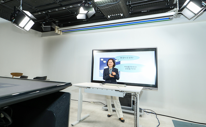 영남대학교 한국어교육 전공 교수들이 스튜디오에서 온라인 한국어 강좌를 촬영하고 있다 *재판매 및 DB 금지