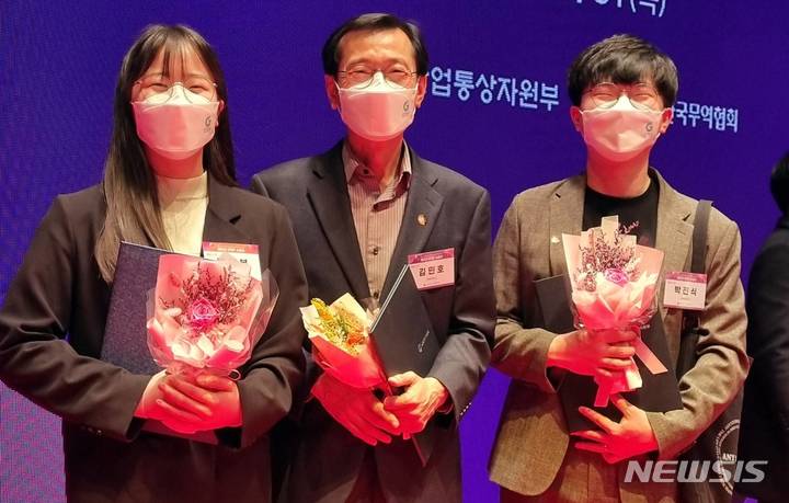 [전주=뉴시스]윤난슬 기자 = 전북대학교는 지역특화청년무역전문가양성사업단(이하 GTEP사업단) 김민호 단장(무역학과 교수·가운데)이 지역 수출업무 지원과 수출 확대 등에 기여한 공로로 산업자원부 장관상을 받았다고 4일 밝혔다.(사진=전북대 제공)