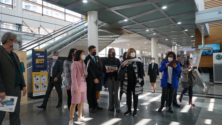 [대전=뉴시스] 조명휘 기자 = 세계지방정부연합(UCLG) 세계사무국 실사단이 4일 2022 대전 세계지방정부연합 총회 행사장으로 사용될 대전컨벤션센터(DCC) 시설을 살펴보고 있다. (사진= 대전시 제공) 2022.04.04. *재판매 및 DB 금지