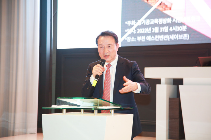 [수원=뉴시스] 지난 달 31일 경기 부천에서 경기공교육정상화시민네트워크 주최로 열린 학부모 토크 콘서트에서 임태희 대통령 당선인 특별고문이 발언하고 있다. 2022.04.04. (사진=경기공교육정상화시민네트워크 제공) *재판매 및 DB 금지