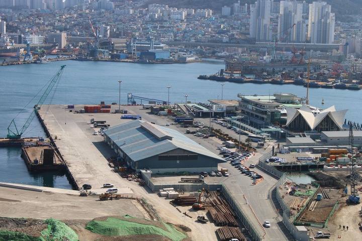 [부산=뉴시스] 부산 중구 부산항 제1부두 전경. (사진=부산비엔날레조직위원회 제공) *재판매 및 DB 금지