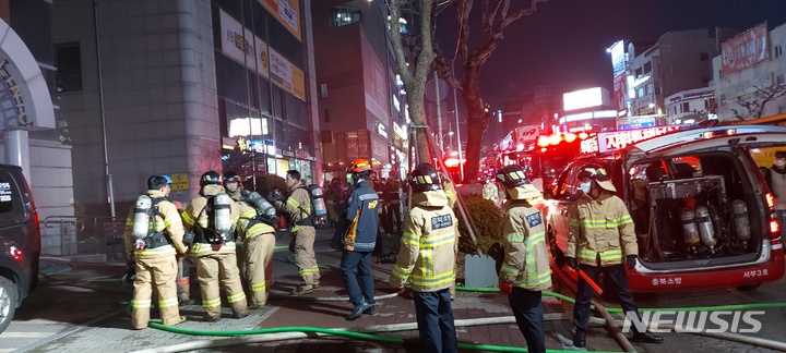 [청주=뉴시스] 조성현 기자 = 4일 오후 6시52분께 충북 청주시 서원구 사창동 한 산부인과 구관 지하 1층 기계실에서 불이 나 소방당국이 진화작업을 하고 있다. (사진=청주서부소방서 제공) 2022.04.04. photo@newsis.com *재판매 및 DB 금지