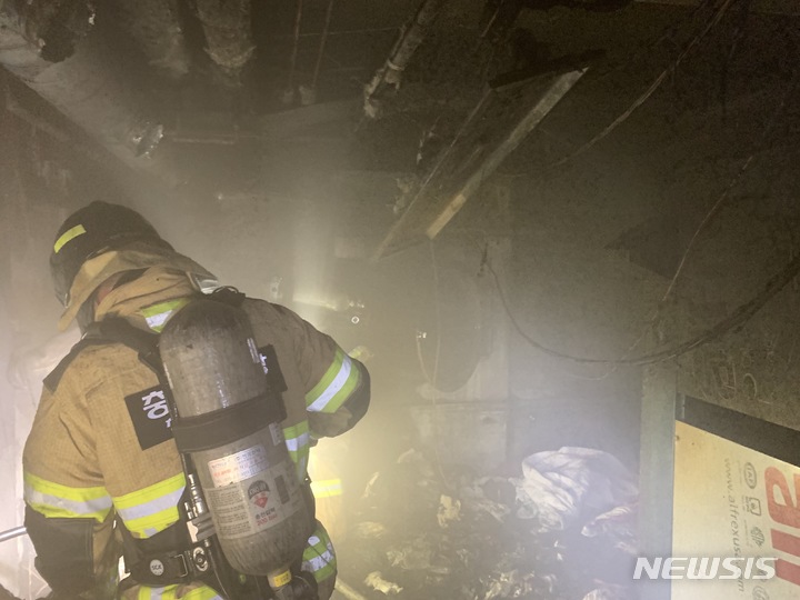 [청주=뉴시스] 조성현 기자 = 4일 오후 6시52분께 충북 청주시 서원구 사창동 한 산부인과 구관 지하 1층 기계실에서 불이 나 소방당국이 진화작업을 하고 있다. (사진=청주서부소방서 제공) 2022.04.04. photo@newsis.com *재판매 및 DB 금지