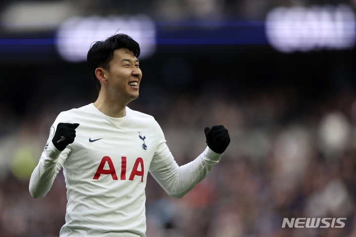 [런던=AP/뉴시스] 토트넘 홋스퍼의 손흥민이 3일(현지시간) 영국 런던의 토트넘 홋스퍼 스타디움에서 열린 2021-22시즌 잉글랜드 프리미어리그(EPL) 31라운드 뉴캐슬 유나이티드와 경기 후반 9분 팀의 세 번째 골을 넣고 기뻐하고 있다. 손흥민은 1골(리그 14호) 1도움(6호)을 기록하며 팀의 5-1 승리에 이바지했고 토트넘은 4위로 올라섰다. 2022.04.04.
