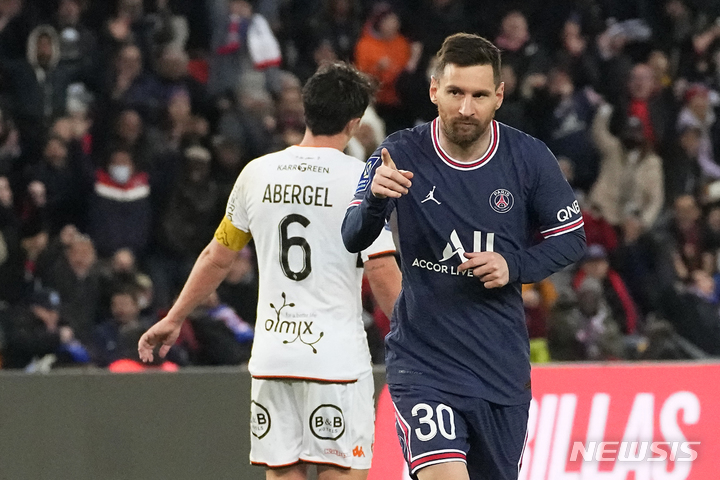 [파리=AP/뉴시스] 파리 생제르맹(PSG)의 리오넬 메시(오른쪽)가 3일(현지시간) 프랑스 파리의 파르크 데 프랭스 스타디움에서 열린 2021-22시즌 프랑스 리그앙 30라운드 로리앙과의 경기 후반 26분 팀의 네 번째 골을 넣고 기뻐하고 있다. 메시는 시즌 3호 골을 기록했으며 PSG는 로리앙에 5-1로 대승했다. 2022.04.04.