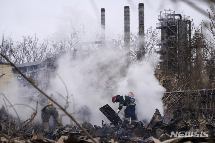 [오데사=AP/뉴시스] 3일(현지시간) 우크라이나 오데사에서 소방관들이 러시아군 포격으로 파괴된 건물의 화재를 진압하고 있다. 2022.04.04.