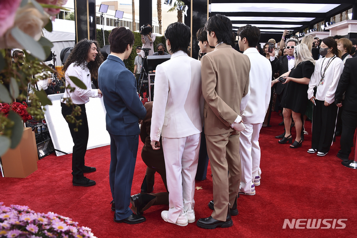 [라스베이거스=AP/뉴시스] 그룹 방탄소년단(BTS)이 3일(현지시간) 미 네바다주 라스베이거스의 MGM 그랜드 가든 아레나에서 열린 제64회 그래미 시상식에 도착해 레드카펫 행사에 참석하고 있다. 2022.04.04.