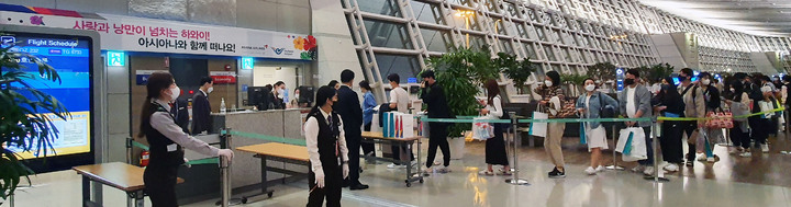 [인천공항=뉴시스] 홍찬선 기자 = 인천국제공항공사는 정부의 해외입국자 자가격리 면제조치(3.21) 이후 중·장거리 노선으로는 처음으로 아시아나항공 인천-하와이 노선의 운항을 지난 3일부터 재개했다고 4일 밝혔다. 사진은 이날 인천-하와이행 항공기에 탑승하는 승객들이 긴 줄을 서고 있는 모습. (사진=인천공항공사 제공) 2022.04.06. photo@newsis.com *재판매 및 DB 금지