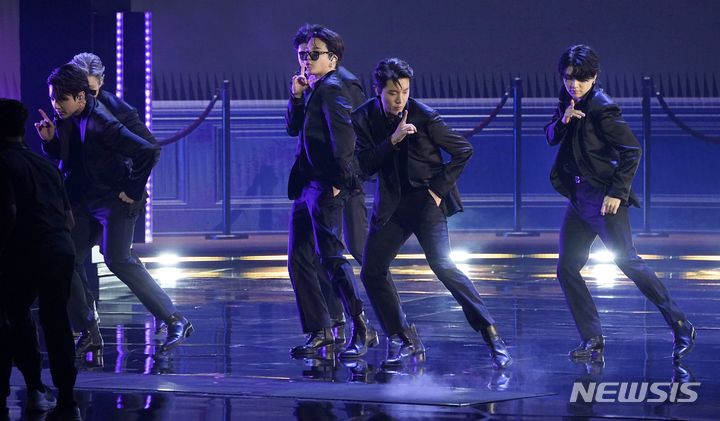 [라스베이거스=AP/뉴시스] 그룹 방탄소년단(BTS)이 3일(현지시간) 미 네바다주 라스베이거스의 MGM 그랜드 가든 아레나에서 열린 제64회 그래미 시상식에 참석해 '버터' 공연을 펼치고 있다. 2022.04.04.