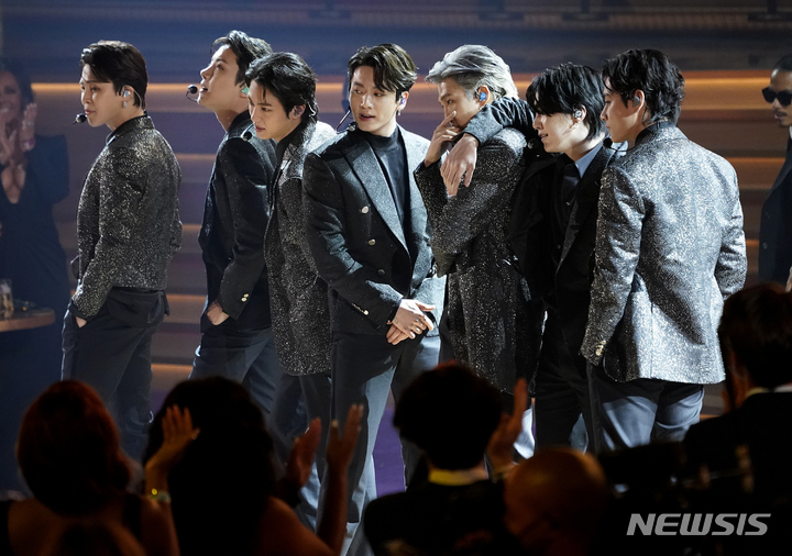 [서울=AP/뉴시스] 방탄소년단