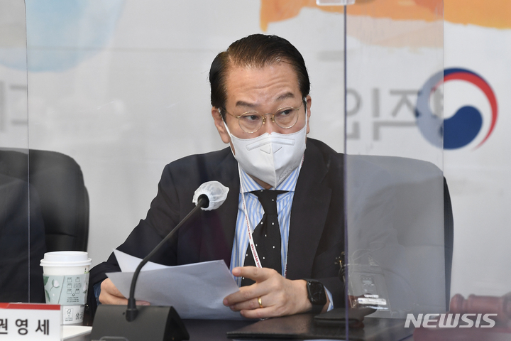 [서울=뉴시스] 인수위사진기자단 = 지난 4일 서울 종로구 통의동 인수위 사무실에서 열린 대통령직인수위원회 제4차 전체회의에서 권영세 인수위원회 부위원장이 발언하고 있다. 2022.04.04. photo@newsis.com