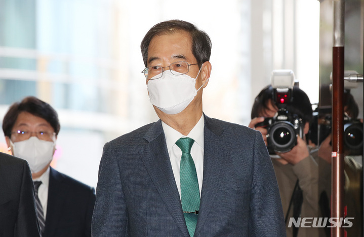 [서울=뉴시스] 배훈식 기자 = 한덕수 국무총리 후보자가 4일 오전 서울 종로구 한국생산성본부 빌딩에 마련된 청문회 준비단 사무실로 첫 출근을 하고 있다. (공동취재사진) 2022.04.04. photo@newsis.com