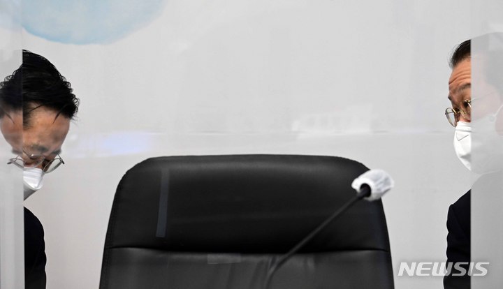 [서울=뉴시스] 인수위사진기자단 = 권영세 대통령직 인수위원회 부위원장과 이태규 기획조정분과 위원이 4일 오전 서울 종로구 삼청동 인수위원회에서 열린 대통령직인수위원회 제4차 전체회의에서 대화를 나누고 있다. 2022.04.04. photo@newsis.com