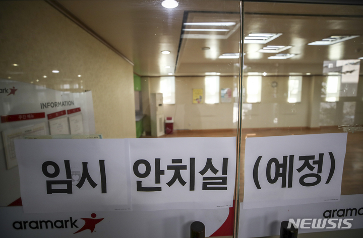 [서울=뉴시스] 정병혁 기자 = 지난해 4월 코로나19 확산에 따른 사망자 증가로 화장시설이 포화 상태로 이르러 서울시가 임시 안치공간 운영 및 화장시설 확대했다. 서울 강남구 서울의료원 강남분원 장례식장에 마련된 임시 안치실의 모습. 2022.04.04. jhope@newsis.com