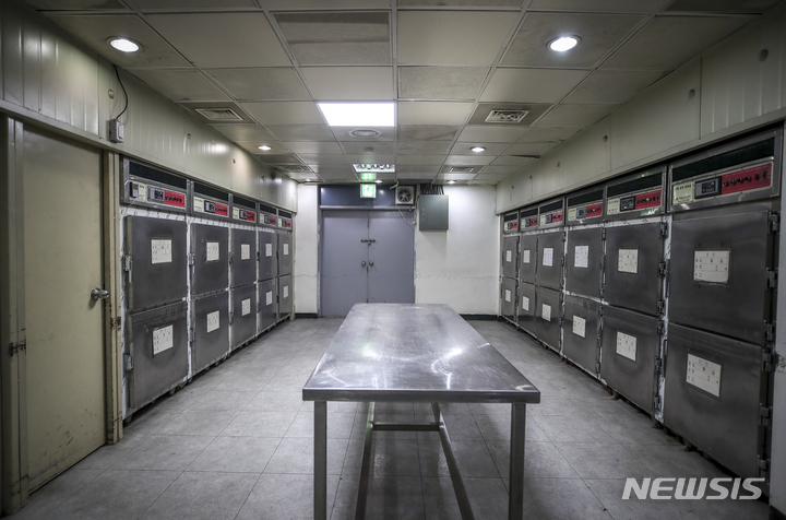 [서울=뉴시스] 기사와 상관없는 안치 시설 자료사진. (뉴시스DB)