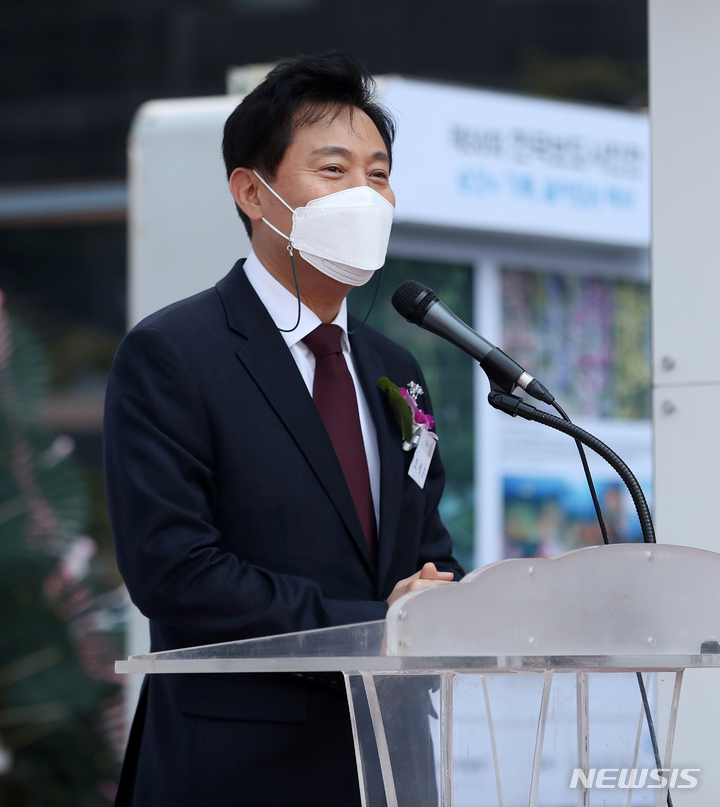 [서울=뉴시스] 인수위사진기자단 = 오세훈 서울시장이 4일 오전 서울 중구 프레스센터 광장에서 열린 '순간의 기록, 살아있는 역사' 제58회 한국보도사진전 개막식에서 축사를 하고 있다. 2022.04.04. photo@newsis.com