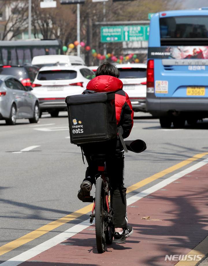 [서울=뉴시스] 김병문 기자 = 한국농촌경제연구원(KREI)가 지난해 외식업체 3곳 중 1곳이 배달앱을 이용했다고 밝힌 가운데 4일 오후 서울 종로구 시내에서 배달 노동자가 배달업무를 하고 있다. 2022.04.04. dadazon@newsis.com