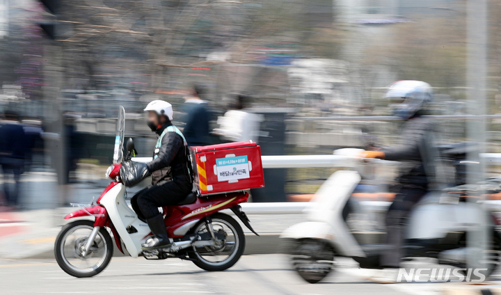 [서울=뉴시스] 김병문 기자 = 한국농촌경제연구원(KREI)가 지난해 외식업체 3곳 중 1곳이 배달앱을 이용했다고 밝힌 가운데 4일 오후 서울 종로구 시내에서 배달 노동자가 배달업무를 하고 있다. 2022.04.04. dadazon@newsis.com
