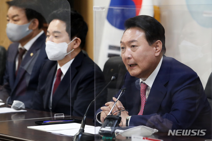 [서울=뉴시스] 인수위사진기자단 = 윤석열 대통령 당선인이 4일 오후 서울 종로구 삼청동 대통령직인수위원회에서 열린 인수위 기획위원회 제1차 전체회의에서 발언을 하고 있다. 2022.04.04. photo@newsis.com