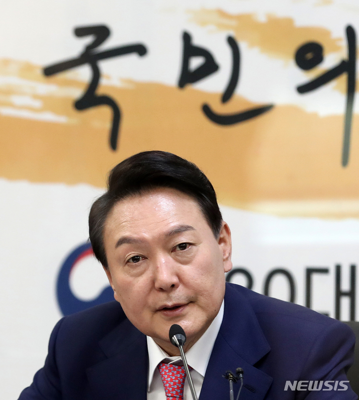 [서울=뉴시스] 인수위사진기자단 = 윤석열 대통령 당선인이 4일 오후 서울 종로구 삼청동 대통령직인수위원회에서 열린 인수위 기획위원회 제1차 전체회의에서 발언을 하고 있다. 2022.04.04.  photo@newsis.com