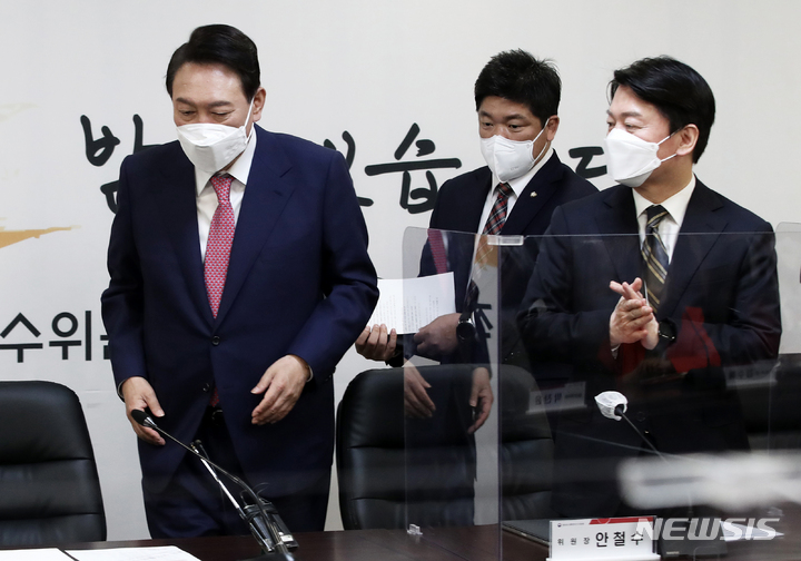 [서울=뉴시스] 인수위사진기자단 = 윤석열 대통령 당선인이 4일 오후 서울 종로구 삼청동 대통령직인수위원회에서 열린 인수위 기획위원회 제1차 전체회의에서 안철수 인수위원장의 박수를 받으며 입장하고 있다. 2022.04.04. photo@newsis.com