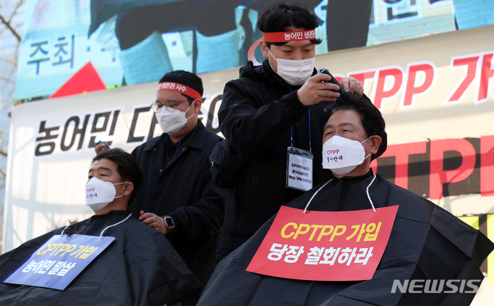 [서울=뉴시스] 이영환 기자 = 4일 오후 서울 영등포구 여의도 산업은행 인근 인도에서 열린 CPTPP(포괄적점진적 환태평양경제동반자협정) 저지 한국 농어민 총궐기대회에서 김성호(왼쪽) 한국수산경영인중앙연합회장, 이학구 한국농업경영인중앙연합회장이 삭발식을 하고 있다. 2022.04.04. 20hwan@newsis.com