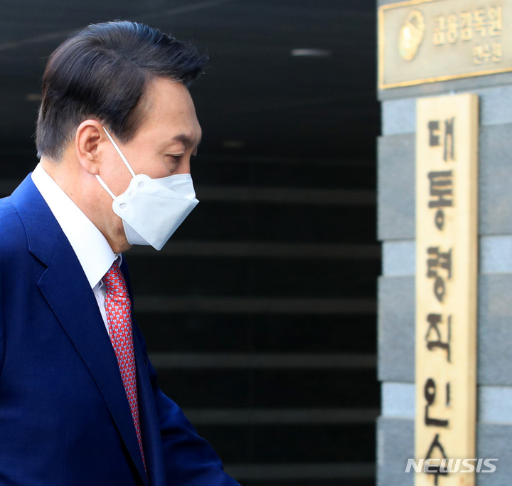 [서울=뉴시스] 인수위사진기자단 = 윤석열 대통령 당선인이 4일 오후 외부일정을 소화하고 서울 종로구 통의동 대통령직인수위원회 집무실로 들어오고 있다. 2022.04.04. photo@newsis.com