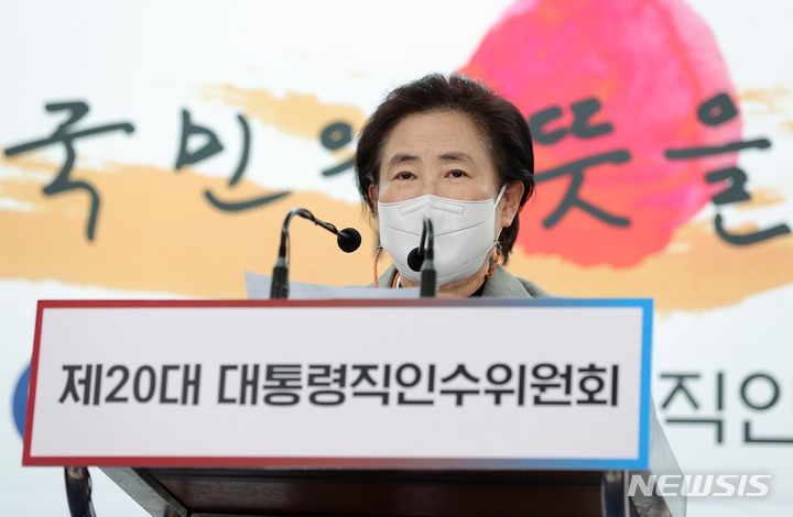 [서울=뉴시스] 인수위사진기자단 = 신용현 제20대 대통령직인수위원회 대변인이 4일 서울 종로구 통의동 대통령직인수위원회 브리핑룸에서 정례브리핑을 하고 있다. 2022.04.04. photo@newsis.com