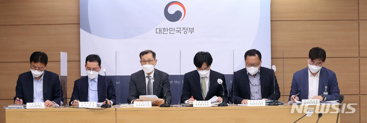 [세종=뉴시스] 강종민 기자 = 강완구 기획재정부 재정관리국장이 지난 4일 정부세종청사에서 2021회계연도 결산의 주요 특징을 설명하고 있다. 지난해 총세입 규모는 524조2000억원으로 정부 예상보다 17조5000억원이 더 들어왔고 이는 전년 대비 58조7000억원 늘어난 규모다. 총세출은 전년 결산 대비 43조 1000억원 증가한 496조 9000억원으로 나타났다. 사진은 노중현 국유재산정책과장, 강대현 국고과장, 강완구 국장, 박성주 회계결산과장, 박철건 재정건정성과장, 최교묵 인사혁신처 연금복지과장(왼쪽부터). 2022.04.05. ppkjm@newsis.com